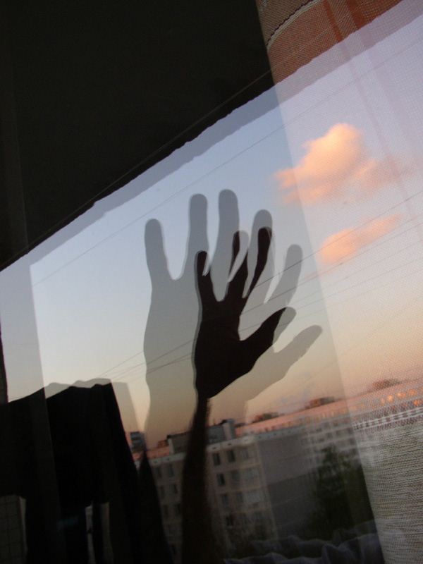 Стекло в руке песня. Женская рука на стекле. Рука на окне. Ладонь на окне. Рука к руке через стекло.
